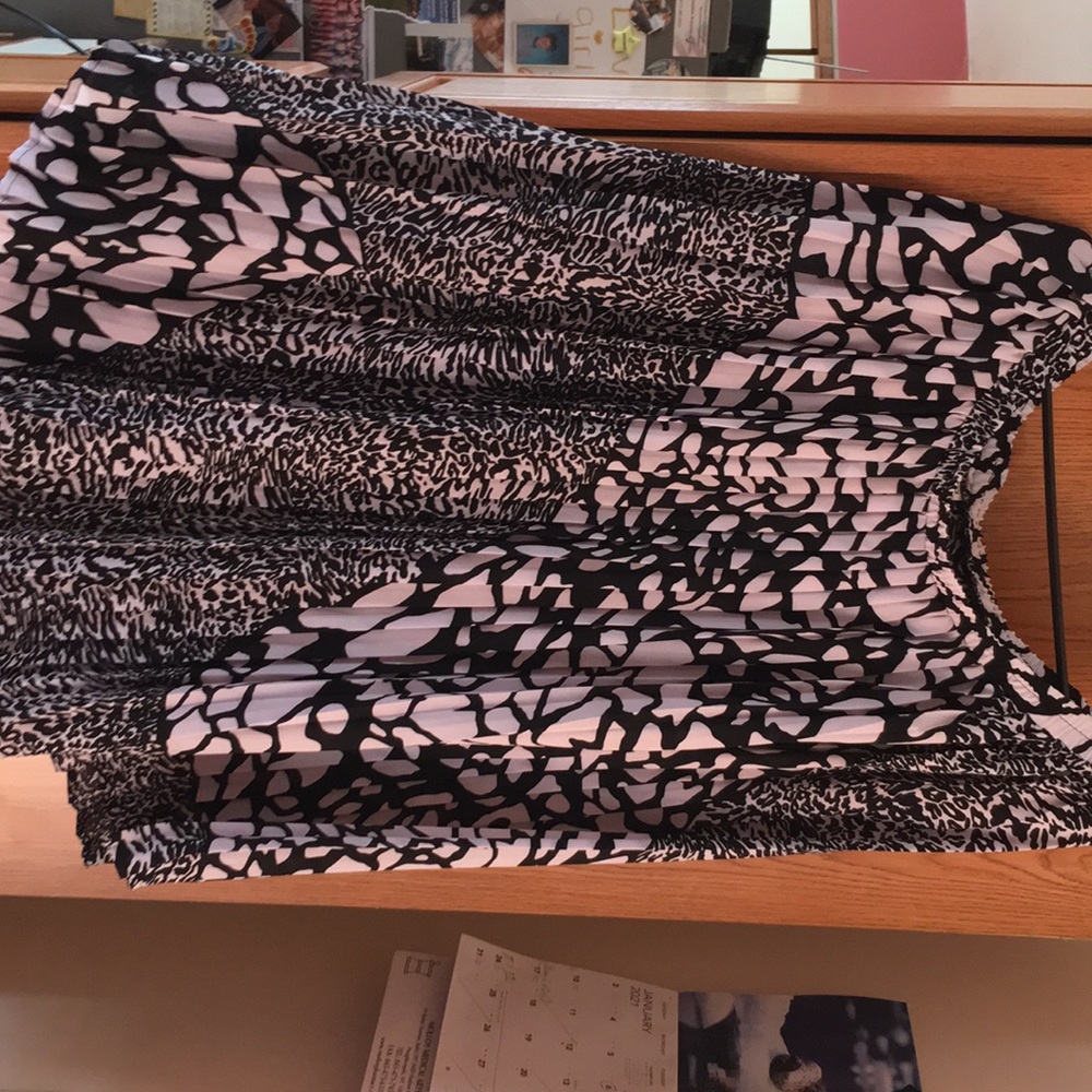 Bk/Wh Pleated Skirt